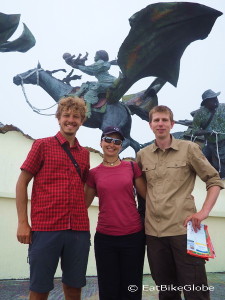 Andre, Jo and Tobi and the Monumento a los Colonizadores