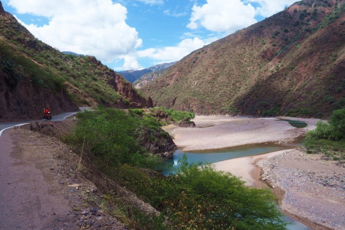 Peru - The stunning green river on the way to Huanta