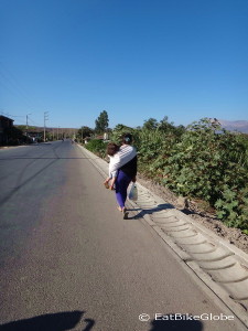 This is how women transport their young children in the Peruvian Andes