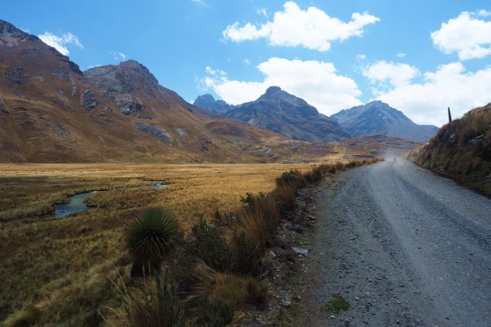 Peru - Cycling the beautiful dirt Pastoruri "Highway" 