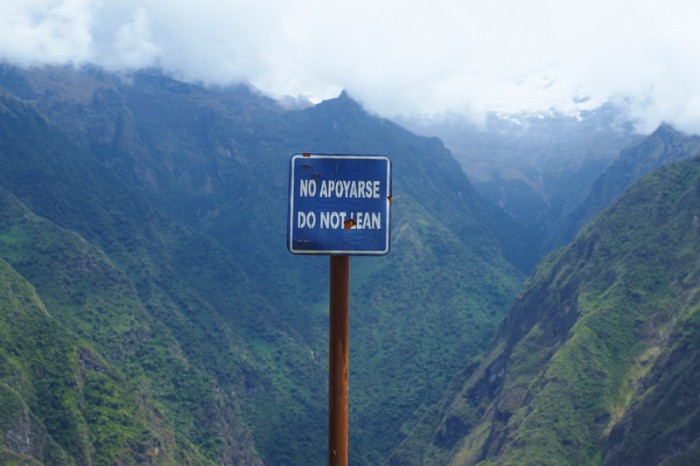 Peru - Day 1: Funny sign ... "Do not lean"!